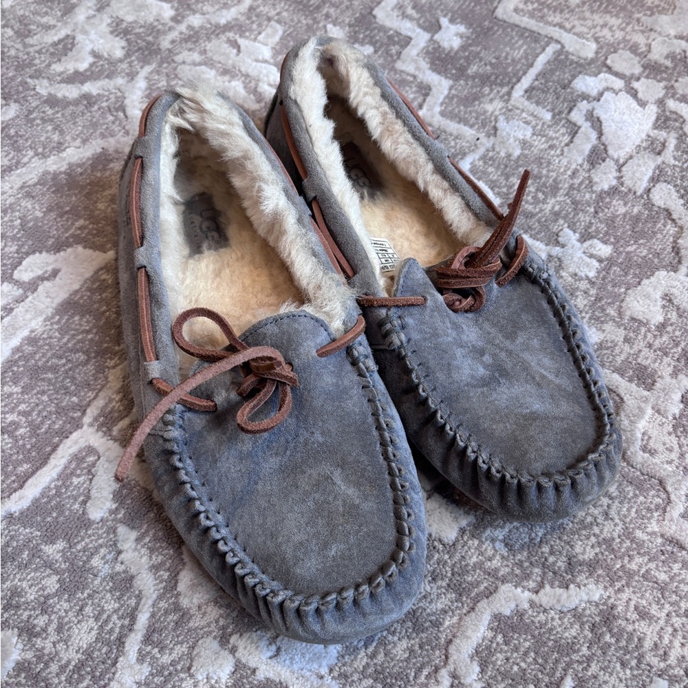 AUTHENTIC UGG DAKOTA SLIPPERS SIZE 8
